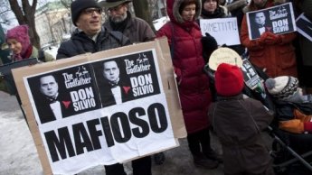 Korupsi yang dilakukan Silvio Berlusconi membuat situasi politik di Italia bergejolak