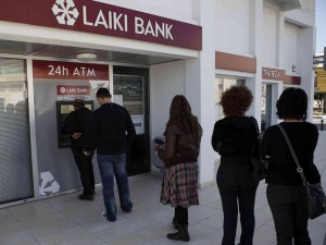 Warga Cyprus menganti di ATM
