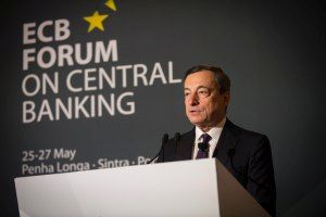 Mario Draghi berbicara di hadapan forum ECB di Sintra, Portugal Mario Draghi berbicara di hadapan forum ECB di Sintra, Portugal