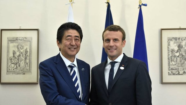 Shinzo Abe dan Emmanuel Macron